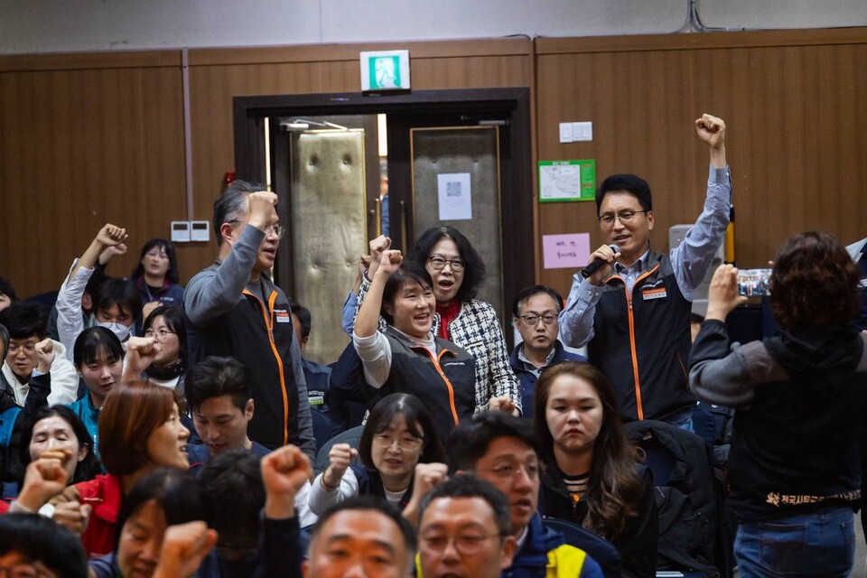 원청교섭 쟁취 단위사업장 대표자 전진대회가 22일 오후 2시 서울 강서구 국제청소년센터 유스호스텔 국제회의장에서 개최됐다. 민주노총 간접고용, 특수고용, 플랫폼 단위사업장 대표자와 상근 간부 130여 명이 이 자리에 모여 개정 법의 판단에 기대기 보다 민주노총이 현장에서 투쟁을 주도해야 한다고 결의했다. 사진=송승현