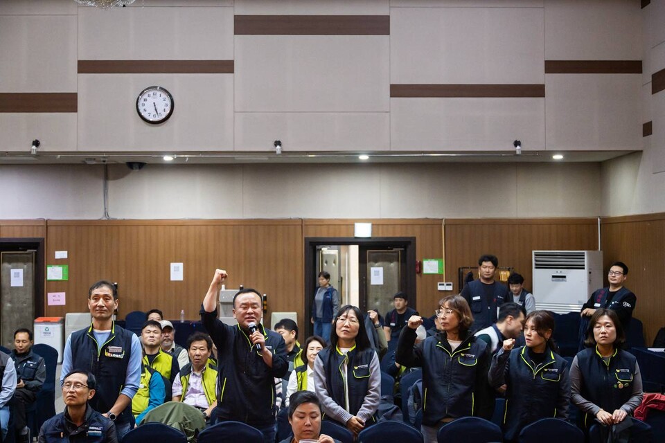 원청교섭 쟁취 단위사업장 대표자 전진대회가 22일 오후 2시 서울 강서구 국제청소년센터 유스호스텔 국제회의장에서 개최됐다. 민주노총 간접고용, 특수고용, 플랫폼 단위사업장 대표자와 상근 간부 130여 명이 이 자리에 모여 개정 법의 판단에 기대기 보다 민주노총이 현장에서 투쟁을 주도해야 한다고 결의했다. 사진=송승현