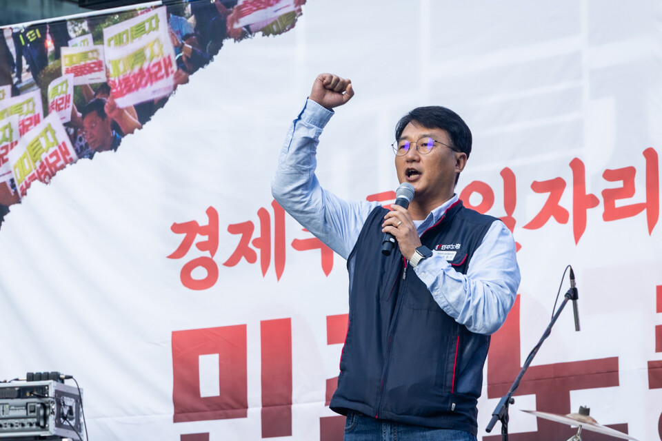민주노총이 25일 오후 서울 숭례문 앞과 울산 태화강역에서 각각 결의대회를 열고 이재명 정부를 향해 미국의 대미투자 강요에 당당히 맞설 것을 주문했다. 양경수 위원장이 서울대회에서 발언하고 있다. 사진=송승현