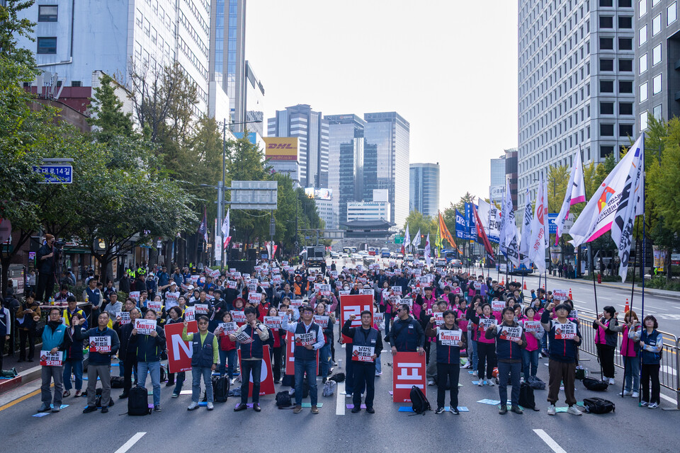 민주노총이 25일 오후 서울 숭례문 앞과 울산 태화강역에서 각각 결의대회를 열고 이재명 정부를 향해 미국의 대미투자 강요에 당당히 맞설 것을 주문했다. 사진은 서울대회. 사진=송승현