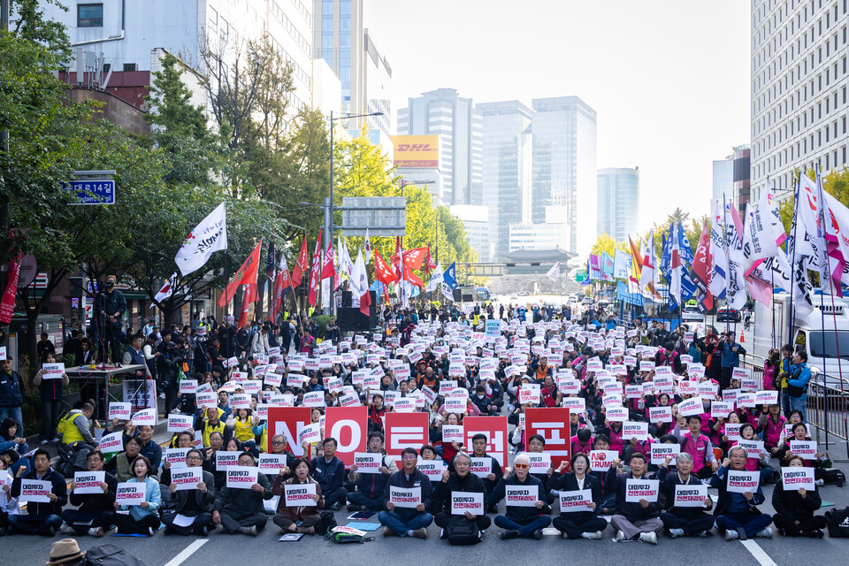 민주노총이 25일 오후 서울 숭례문 앞과 울산 태화강역에서 각각 결의대회를 열고 이재명 정부를 향해 미국의 대미투자 강요에 당당히 맞설 것을 주문했다. 사진은 서울대회. 사진=송승현