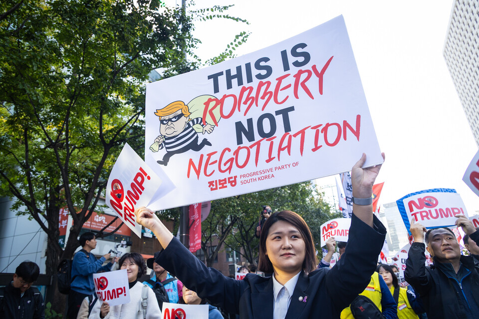 민주노총이 25일 오후 서울 숭례문 앞과 울산 태화강역에서 각각 결의대회를 열고 이재명 정부를 향해 미국의 대미투자 강요에 당당히 맞설 것을 주문했다. 사진은 서울대회. 사진=송승현
