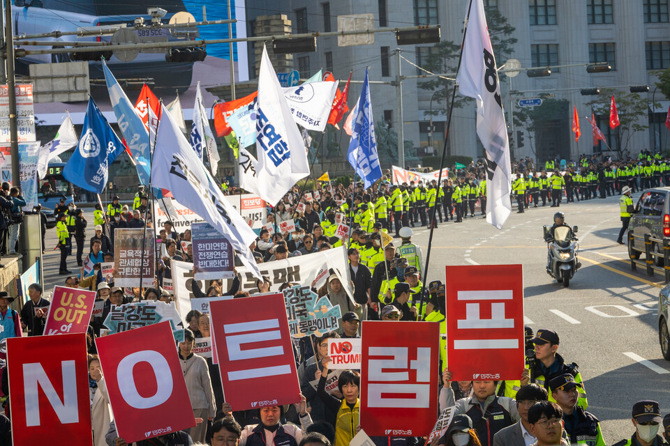 민주노총이 25일 오후 서울 숭례문 앞과 울산 태화강역에서 각각 결의대회를 열고 이재명 정부를 향해 미국의 대미투자 강요에 당당히 맞설 것을 주문했다. 사진은 서울대회. 사진=송승현