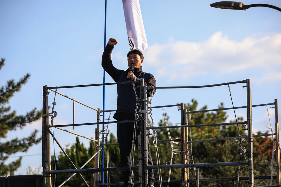 민주노총이 29일 오후 경북 경주시 경주문화관(구 경주역 앞)에서 ‘경제 수탈, 일자리 파괴! 트럼프 방한 반대 민주노총 결의대회’를 열고 트럼프 전 미국 대통령의 방한과 한미 관세 협상에 대해 강한 반대의사를 드러냈다. 결의대회 뒤에는 제 시민사회와 함께 NO 트럼프 시국대회를 열고 경주 시내를 행진했다. 사진=김래곤