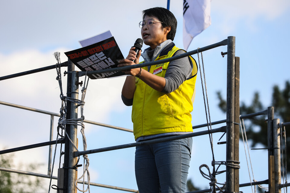 민주노총이 29일 오후 경북 경주시 경주문화관(구 경주역 앞)에서 ‘경제 수탈, 일자리 파괴! 트럼프 방한 반대 민주노총 결의대회’를 열고 트럼프 전 미국 대통령의 방한과 한미 관세 협상에 대해 강한 반대의사를 드러냈다. 결의대회 뒤에는 제 시민사회와 함께 NO 트럼프 시국대회를 열고 경주 시내를 행진했다. 사진=김래곤