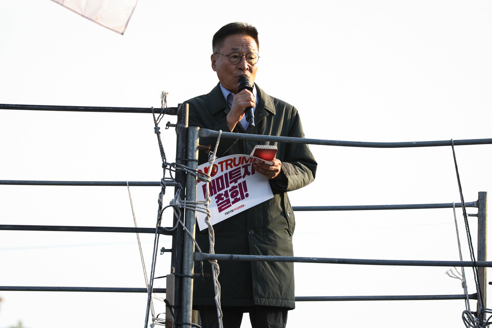 민주노총이 29일 오후 경북 경주시 경주문화관(구 경주역 앞)에서 ‘경제 수탈, 일자리 파괴! 트럼프 방한 반대 민주노총 결의대회’를 열고 트럼프 전 미국 대통령의 방한과 한미 관세 협상에 대해 강한 반대의사를 드러냈다. 결의대회 뒤에는 제 시민사회와 함께 NO 트럼프 시국대회를 열고 경주 시내를 행진했다. 사진=김래곤