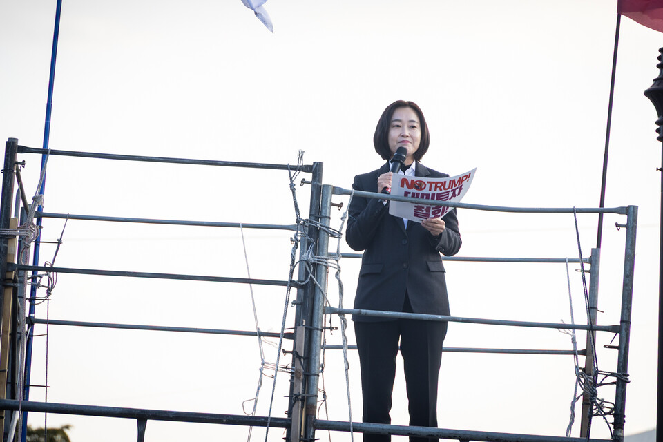 민주노총이 29일 오후 경북 경주시 경주문화관(구 경주역 앞)에서 ‘경제 수탈, 일자리 파괴! 트럼프 방한 반대 민주노총 결의대회’를 열고 트럼프 전 미국 대통령의 방한과 한미 관세 협상에 대해 강한 반대의사를 드러냈다. 결의대회 뒤에는 제 시민사회와 함께 NO 트럼프 시국대회를 열고 경주 시내를 행진했다. 사진=송승현