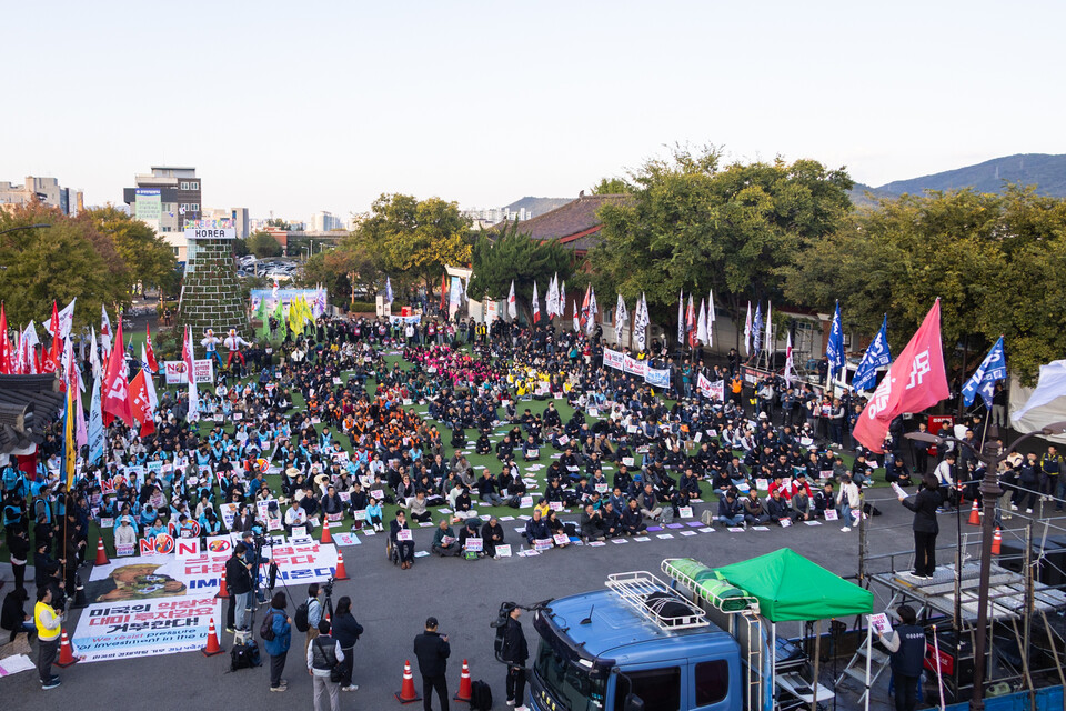 민주노총이 29일 오후 경북 경주시 경주문화관(구 경주역 앞)에서 ‘경제 수탈, 일자리 파괴! 트럼프 방한 반대 민주노총 결의대회’를 열고 트럼프 전 미국 대통령의 방한과 한미 관세 협상에 대해 강한 반대의사를 드러냈다. 결의대회 뒤에는 제 시민사회와 함께 NO 트럼프 시국대회를 열고 경주 시내를 행진했다. 사진=송승현