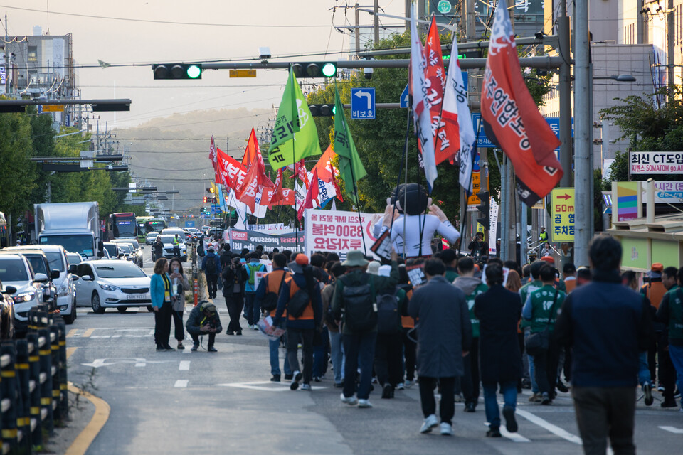 민주노총이 29일 오후 경북 경주시 경주문화관(구 경주역 앞)에서 ‘경제 수탈, 일자리 파괴! 트럼프 방한 반대 민주노총 결의대회’를 열고 트럼프 전 미국 대통령의 방한과 한미 관세 협상에 대해 강한 반대의사를 드러냈다. 결의대회 뒤에는 제 시민사회와 함께 NO 트럼프 시국대회를 열고 경주 시내를 행진했다. 사진=송승현