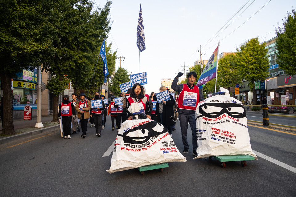 민주노총이 29일 오후 경북 경주시 경주문화관(구 경주역 앞)에서 ‘경제 수탈, 일자리 파괴! 트럼프 방한 반대 민주노총 결의대회’를 열고 트럼프 전 미국 대통령의 방한과 한미 관세 협상에 대해 강한 반대의사를 드러냈다. 결의대회 뒤에는 제 시민사회와 함께 NO 트럼프 시국대회를 열고 경주 시내를 행진했다. 사진=송승현