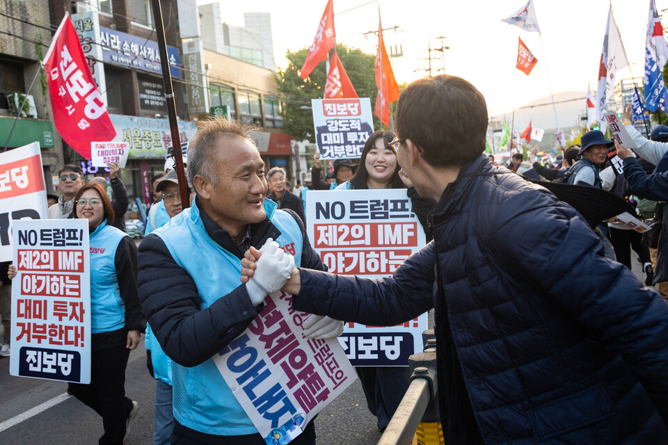민주노총이 29일 오후 경북 경주시 경주문화관(구 경주역 앞)에서 ‘경제 수탈, 일자리 파괴! 트럼프 방한 반대 민주노총 결의대회’를 열고 트럼프 전 미국 대통령의 방한과 한미 관세 협상에 대해 강한 반대의사를 드러냈다. 결의대회 뒤에는 제 시민사회와 함께 NO 트럼프 시국대회를 열고 경주 시내를 행진했다. 사진=송승현