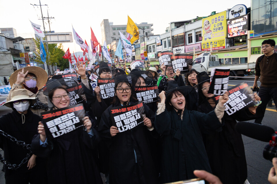 민주노총이 29일 오후 경북 경주시 경주문화관(구 경주역 앞)에서 ‘경제 수탈, 일자리 파괴! 트럼프 방한 반대 민주노총 결의대회’를 열고 트럼프 전 미국 대통령의 방한과 한미 관세 협상에 대해 강한 반대의사를 드러냈다. 결의대회 뒤에는 제 시민사회와 함께 NO 트럼프 시국대회를 열고 경주 시내를 행진했다. 사진=송승현