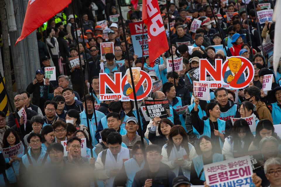 민주노총이 29일 오후 경북 경주시 경주문화관(구 경주역 앞)에서 ‘경제 수탈, 일자리 파괴! 트럼프 방한 반대 민주노총 결의대회’를 열고 트럼프 전 미국 대통령의 방한과 한미 관세 협상에 대해 강한 반대의사를 드러냈다. 결의대회 뒤에는 제 시민사회와 함께 NO 트럼프 시국대회를 열고 경주 시내를 행진했다. 사진=송승현