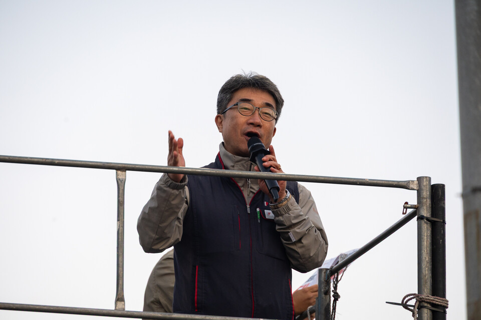 민주노총이 29일 오후 경북 경주시 경주문화관(구 경주역 앞)에서 ‘경제 수탈, 일자리 파괴! 트럼프 방한 반대 민주노총 결의대회’를 열고 트럼프 전 미국 대통령의 방한과 한미 관세 협상에 대해 강한 반대의사를 드러냈다. 결의대회 뒤에는 제 시민사회와 함께 NO 트럼프 시국대회를 열고 경주 시내를 행진했다. 사진=송승현