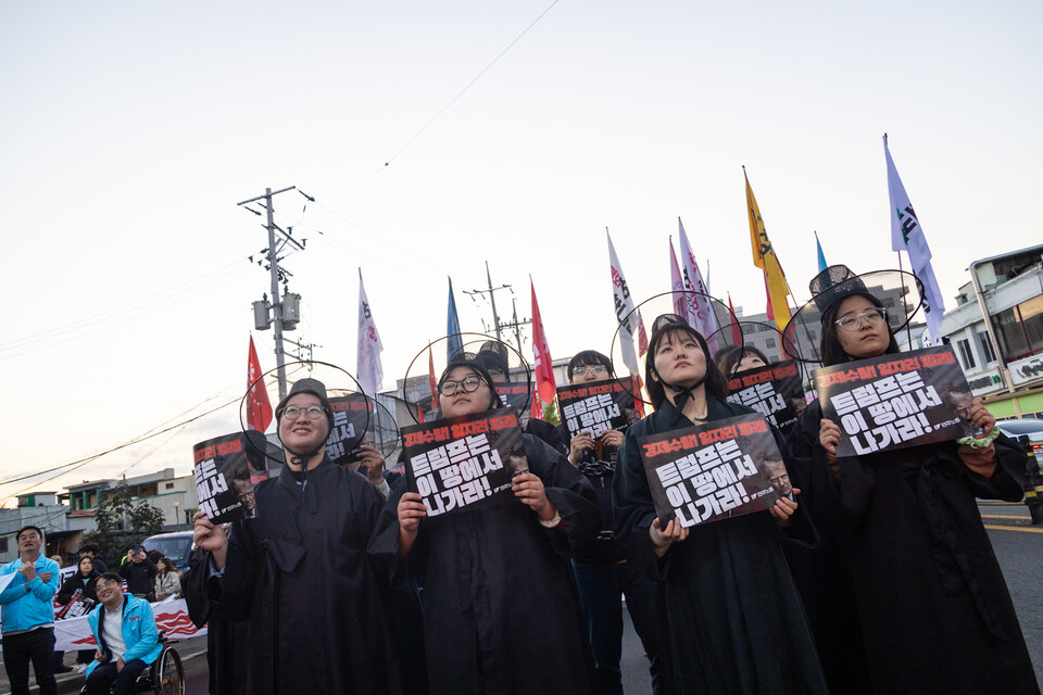 민주노총이 29일 오후 경북 경주시 경주문화관(구 경주역 앞)에서 ‘경제 수탈, 일자리 파괴! 트럼프 방한 반대 민주노총 결의대회’를 열고 트럼프 전 미국 대통령의 방한과 한미 관세 협상에 대해 강한 반대의사를 드러냈다. 결의대회 뒤에는 제 시민사회와 함께 NO 트럼프 시국대회를 열고 경주 시내를 행진했다. 사진=송승현