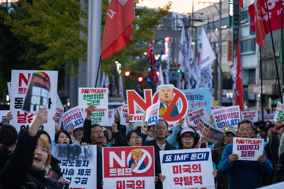 민주노총이 29일 오후 경북 경주시 경주문화관(구 경주역 앞)에서 ‘경제 수탈, 일자리 파괴! 트럼프 방한 반대 민주노총 결의대회’를 열고 트럼프 전 미국 대통령의 방한과 한미 관세 협상에 대해 강한 반대의사를 드러냈다. 결의대회 뒤에는 제 시민사회와 함께 NO 트럼프 시국대회를 열고 경주 시내를 행진했다. 사진=송승현
