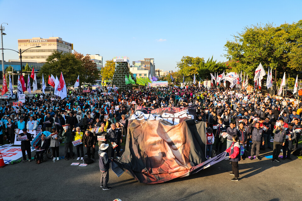 민주노총이 29일 오후 경북 경주시 경주문화관(구 경주역 앞)에서 ‘경제 수탈, 일자리 파괴! 트럼프 방한 반대 민주노총 결의대회’를 열고 트럼프 전 미국 대통령의 방한과 한미 관세 협상에 대해 강한 반대의사를 드러냈다. 결의대회 뒤에는 제 시민사회와 함께 NO 트럼프 시국대회를 열고 경주 시내를 행진했다. 사진=김래곤
