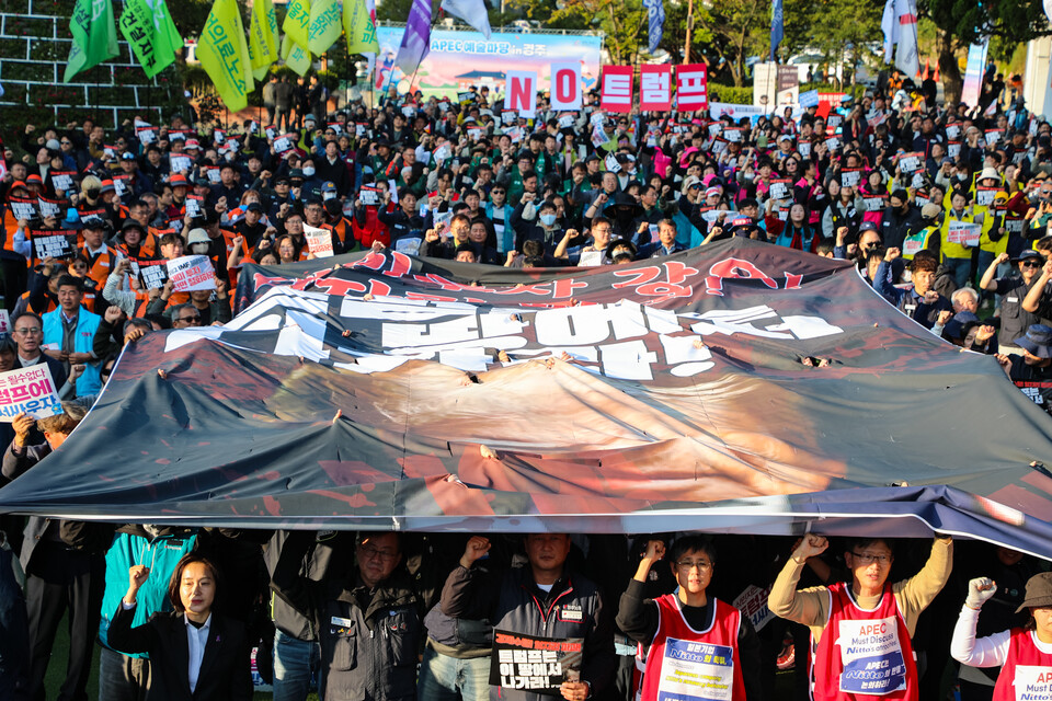 민주노총이 29일 오후 경북 경주시 경주문화관(구 경주역 앞)에서 ‘경제 수탈, 일자리 파괴! 트럼프 방한 반대 민주노총 결의대회’를 열고 트럼프 전 미국 대통령의 방한과 한미 관세 협상에 대해 강한 반대의사를 드러냈다. 결의대회 뒤에는 제 시민사회와 함께 NO 트럼프 시국대회를 열고 경주 시내를 행진했다. 사진=김래곤