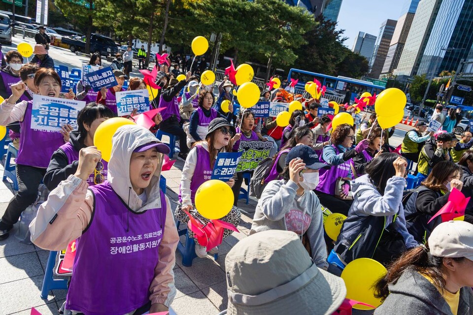 양대노총 돌봄노동자들과 제시민사회가 국제돌봄의 날이 펼쳐진 주간을 맞아 돌봄 노동자와 돌봄이 필요한 이들이 돌봄 중심 사회로의 전환을 함께 외쳤다. 이들은 1일 오후 2시 서울 종로구 보신각터에서 서울 도심을 도는 2025 돌봄행진을 열었다. 사진=송승현