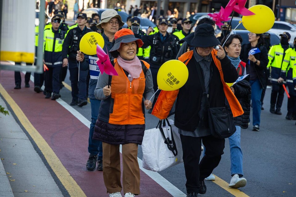 양대노총 돌봄노동자들과 제시민사회가 국제돌봄의 날이 펼쳐진 주간을 맞아 돌봄 노동자와 돌봄이 필요한 이들이 돌봄 중심 사회로의 전환을 함께 외쳤다. 이들은 1일 오후 2시 서울 종로구 보신각터에서 서울 도심을 도는 2025 돌봄행진을 열었다. 사진=송승현