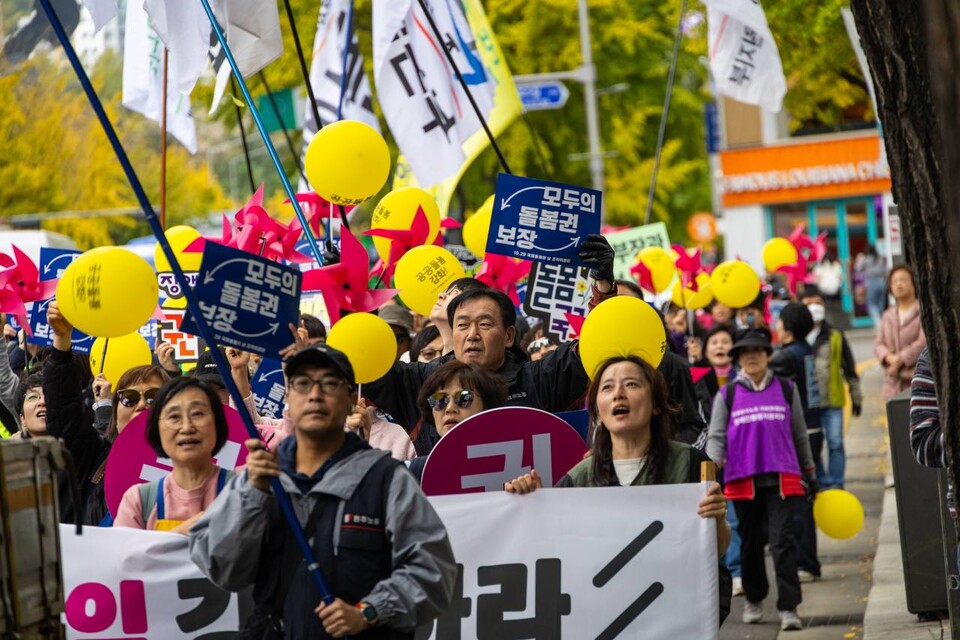 양대노총 돌봄노동자들과 제시민사회가 국제돌봄의 날이 펼쳐진 주간을 맞아 돌봄 노동자와 돌봄이 필요한 이들이 돌봄 중심 사회로의 전환을 함께 외쳤다. 이들은 1일 오후 2시 서울 종로구 보신각터에서 서울 도심을 도는 2025 돌봄행진을 열었다. 사진=송승현