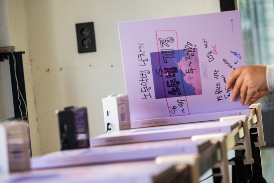 민주노총이 창립 30주년을 맞아 11월 3일부터 25일까지 서울 마포구 연남동에서 해리티지 전시회를 연다. 주요한 민주노총 투쟁을 오디오 해설을 들으며 사진으로 살피는 공간. 사진=송승현