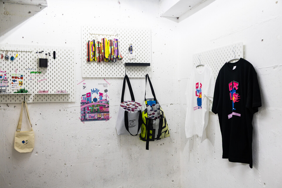 민주노총이 창립 30주년을 맞아 11월 3일부터 25일까지 서울 마포구 연남동에서 해리티지 전시회를 연다. 2층 공간에서는 각종 민주노총 굿즈를 둘러보고 구입도 할 수 있다. 사진=송승현