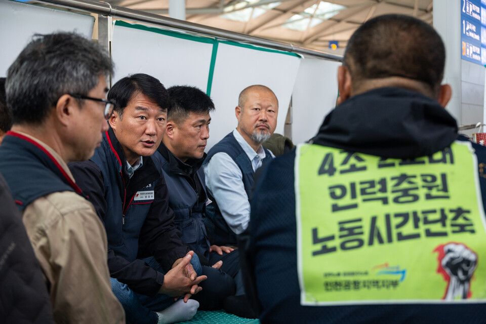 양경수 민주노총 위원장이 6일 오후 인천공항을 찾아 인천공항공사(이하 공사)에 맞서 11일째 단식투쟁 중인 농성장을 지지방문해 힘을 실었다. 이태환 수석부위원장과 김광호 민주노총 인천본부장이 함께했다. 인천공항공사는 2020년과 2022년 맺은 ‘4조 2교대 전환과 필요 인력 충원’ 등 합의사항을 미루는 상태다. 사진=송승현