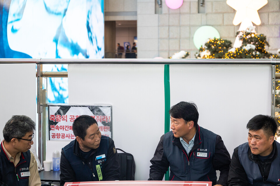 양경수 민주노총 위원장이 6일 오후 인천공항을 찾아 인천공항공사(이하 공사)에 맞서 11일째 단식투쟁 중인 농성장을 지지방문해 힘을 실었다. 이태환 수석부위원장과 김광호 민주노총 인천본부장이 함께했다. 인천공항공사는 2020년과 2022년 맺은 ‘4조 2교대 전환과 필요 인력 충원’ 등 합의사항을 미루는 상태다. 사진=송승현