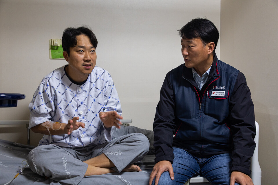 양경수 민주노총 위원장이 6일 오후 인천공항을 찾아 인천공항공사(이하 공사)에 맞서 11일째 단식투쟁 중인 농성장을 지지방문해 힘을 실었다. 이태환 수석부위원장과 김광호 민주노총 인천본부장이 함께했다. 인천공항공사는 2020년과 2022년 맺은 ‘4조 2교대 전환과 필요 인력 충원’ 등 합의사항을 미루는 상태다. 사진=송승현