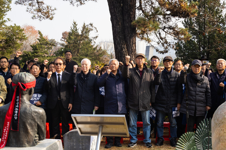 13일 오전 11시 경기 남양주시 마석 모란공원에서 열린 ‘제55주기 전태일 추도식’에서 문길주 전남노동권익센터장이 제33회 전태일노동상을 수상했다. 사진=송승현