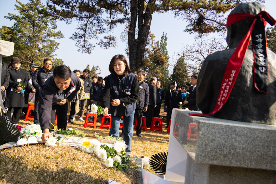 13일 오전 11시 경기 남양주시 마석 모란공원에서 열린 ‘제55주기 전태일 추도식’에서 문길주 전남노동권익센터장이 제33회 전태일노동상을 수상했다. 양경수 위원장이 헌화하고 있다. 사진=송승현