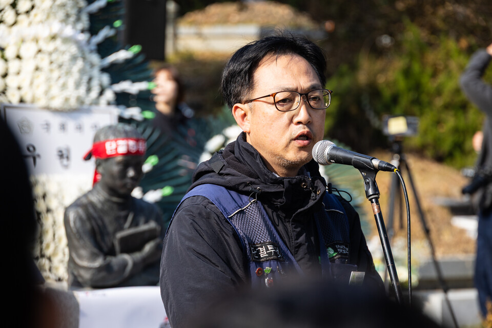 13일 오전 11시 경기 남양주시 마석 모란공원에서 열린 ‘제55주기 전태일 추도식’에서 문길주 전남노동권익센터장이 제33회 전태일노동상을 수상했다. 사진=송승현