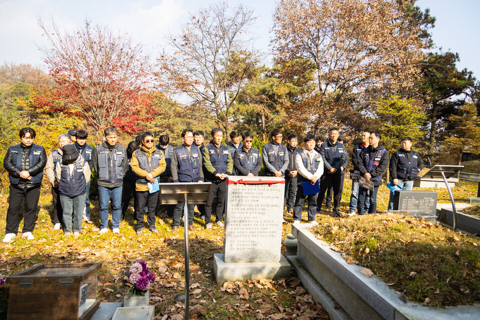 13일 오전 11시 경기 남양주시 마석 모란공원에서 열린 ‘제55주기 전태일 추도식’에서 문길주 전남노동권익센터장이 제33회 전태일노동상을 수상했다. 추도식이 끝난 뒤 양회동열사를 찾아 추모하는 민주노총 건설노동자들. 사진=송승현