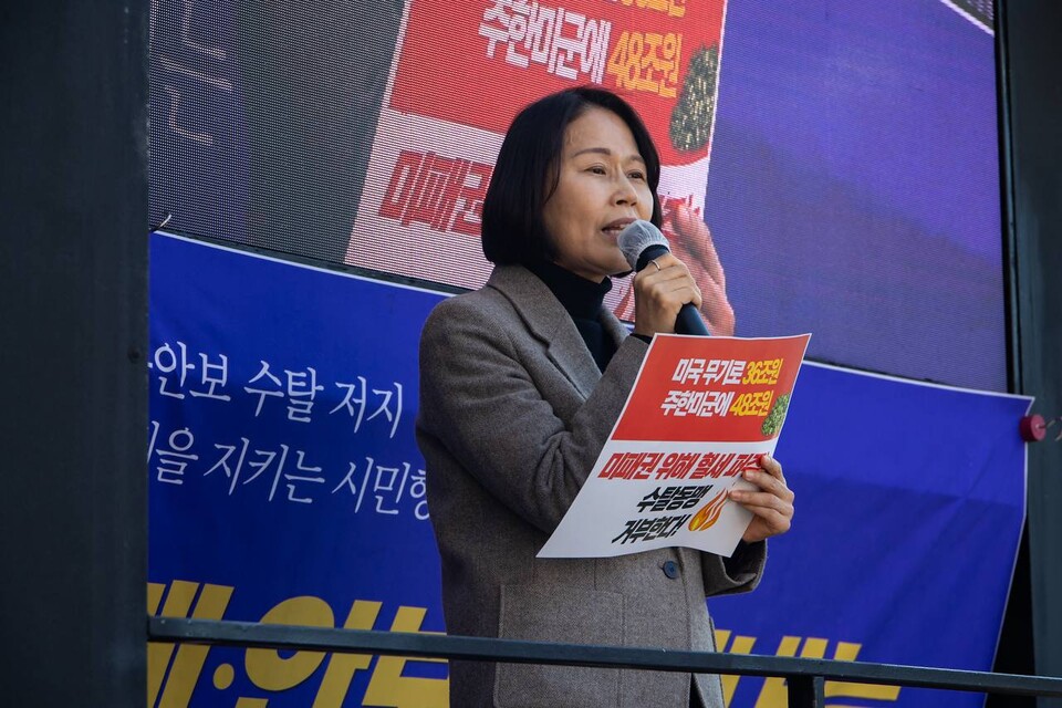 민주노총이 함께 참여하는 트럼프위협저지공동행과 자주통일평화연대 소속 단체들은 15일 오후 2시 서울 종로구 광화문 광장 의정부터에서 ‘미국의 경제-안보 수탈 저지! 주권과 생존권을 지키는 시민행진’을 연 뒤 종로와 청계천, 광화문 광장을 거쳐 주한미국대사관까지 행진하며 미국 패권주의에 굴복한 이재명 정부를 비판했다. 사진=송승현