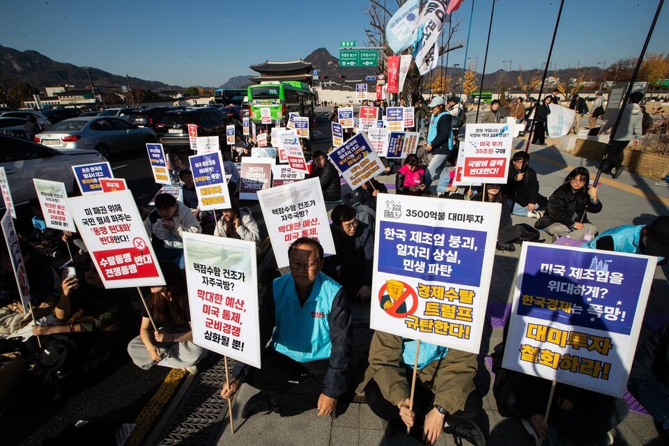 민주노총이 함께 참여하는 트럼프위협저지공동행과 자주통일평화연대 소속 단체들은 15일 오후 2시 서울 종로구 광화문 광장 의정부터에서 ‘미국의 경제-안보 수탈 저지! 주권과 생존권을 지키는 시민행진’을 연 뒤 종로와 청계천, 광화문 광장을 거쳐 주한미국대사관까지 행진하며 미국 패권주의에 굴복한 이재명 정부를 비판했다. 사진=송승현