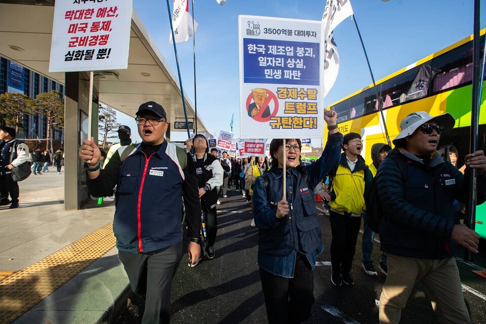 민주노총이 함께 참여하는 트럼프위협저지공동행과 자주통일평화연대 소속 단체들은 15일 오후 2시 서울 종로구 광화문 광장 의정부터에서 ‘미국의 경제-안보 수탈 저지! 주권과 생존권을 지키는 시민행진’을 연 뒤 종로와 청계천, 광화문 광장을 거쳐 주한미국대사관까지 행진하며 미국 패권주의에 굴복한 이재명 정부를 비판했다. 사진=송승현