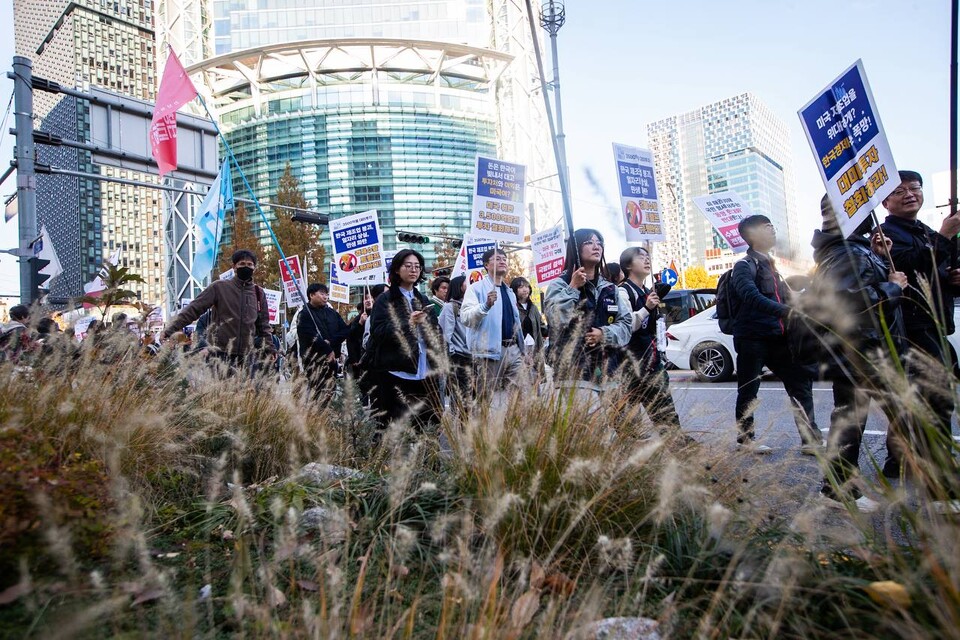 민주노총이 함께 참여하는 트럼프위협저지공동행과 자주통일평화연대 소속 단체들은 15일 오후 2시 서울 종로구 광화문 광장 의정부터에서 ‘미국의 경제-안보 수탈 저지! 주권과 생존권을 지키는 시민행진’을 연 뒤 종로와 청계천, 광화문 광장을 거쳐 주한미국대사관까지 행진하며 미국 패권주의에 굴복한 이재명 정부를 비판했다. 사진=송승현