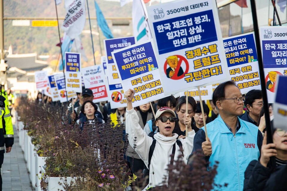 민주노총이 함께 참여하는 트럼프위협저지공동행과 자주통일평화연대 소속 단체들은 15일 오후 2시 서울 종로구 광화문 광장 의정부터에서 ‘미국의 경제-안보 수탈 저지! 주권과 생존권을 지키는 시민행진’을 연 뒤 종로와 청계천, 광화문 광장을 거쳐 주한미국대사관까지 행진하며 미국 패권주의에 굴복한 이재명 정부를 비판했다. 사진=송승현