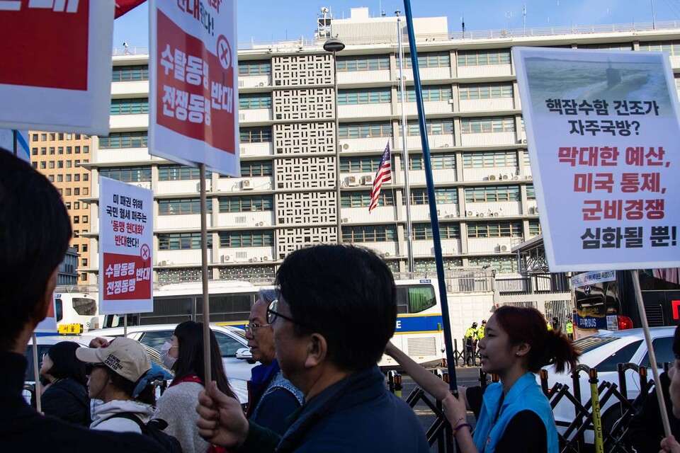 민주노총이 함께 참여하는 트럼프위협저지공동행과 자주통일평화연대 소속 단체들은 15일 오후 2시 서울 종로구 광화문 광장 의정부터에서 ‘미국의 경제-안보 수탈 저지! 주권과 생존권을 지키는 시민행진’을 연 뒤 종로와 청계천, 광화문 광장을 거쳐 주한미국대사관까지 행진하며 미국 패권주의에 굴복한 이재명 정부를 비판했다. 사진=송승현