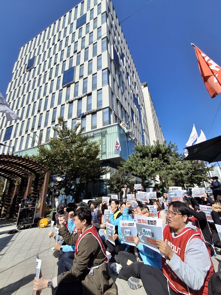 10월 28일, 서울 마곡동 새싹타워 앞. 좋은책신사고 노동탄압 분쇄 결의대회에 함께 하고 있는 집회 참석자들. 사진=연정
