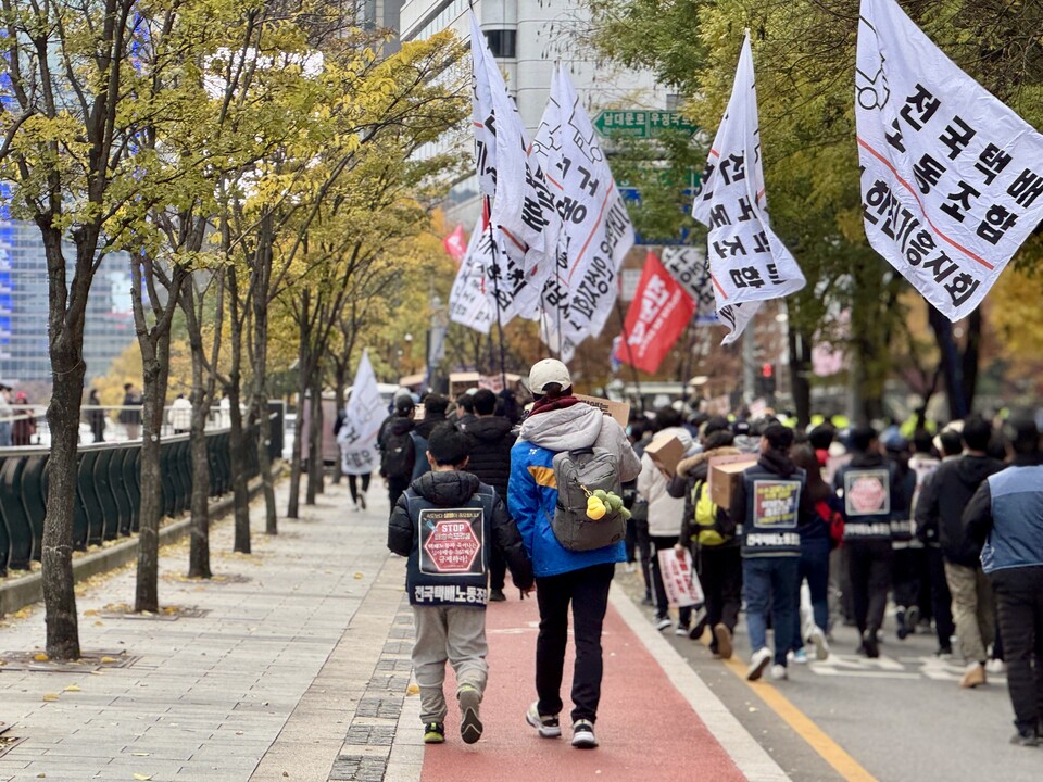 일주일에 하루 쉬는 휴일, 아이와 함께 택배노동자대회에 참여한 택배노동자  ⓒ서비스연맹