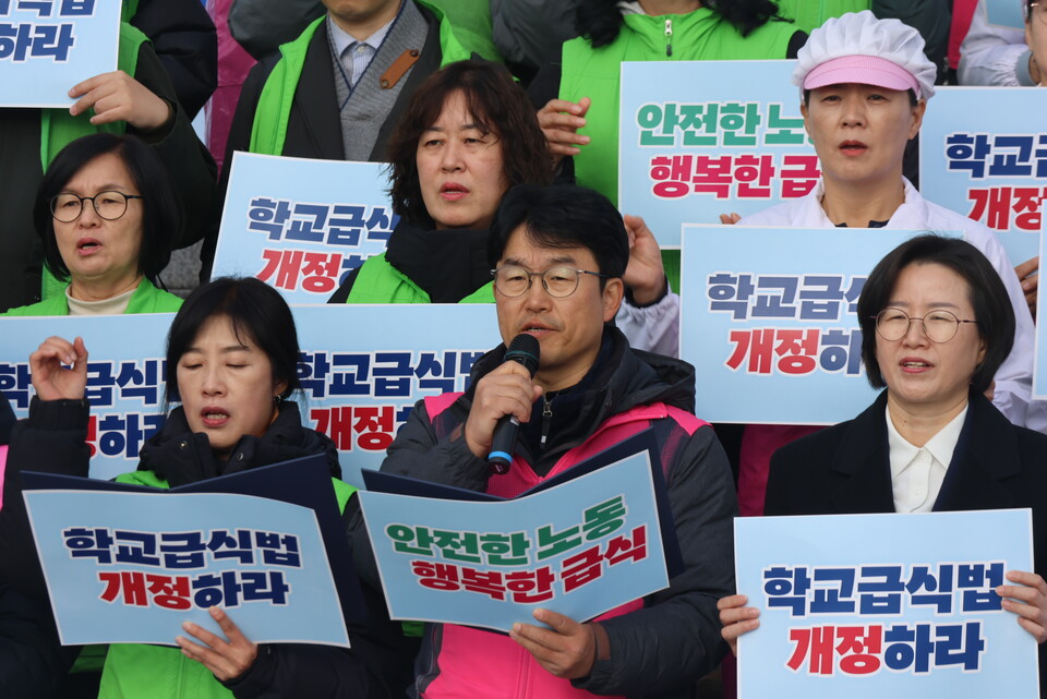 안전한 노동 행복한 급식 100만 청원운동본부(이하 운동본부)는 26일 오전 기자회견을 개최했다.