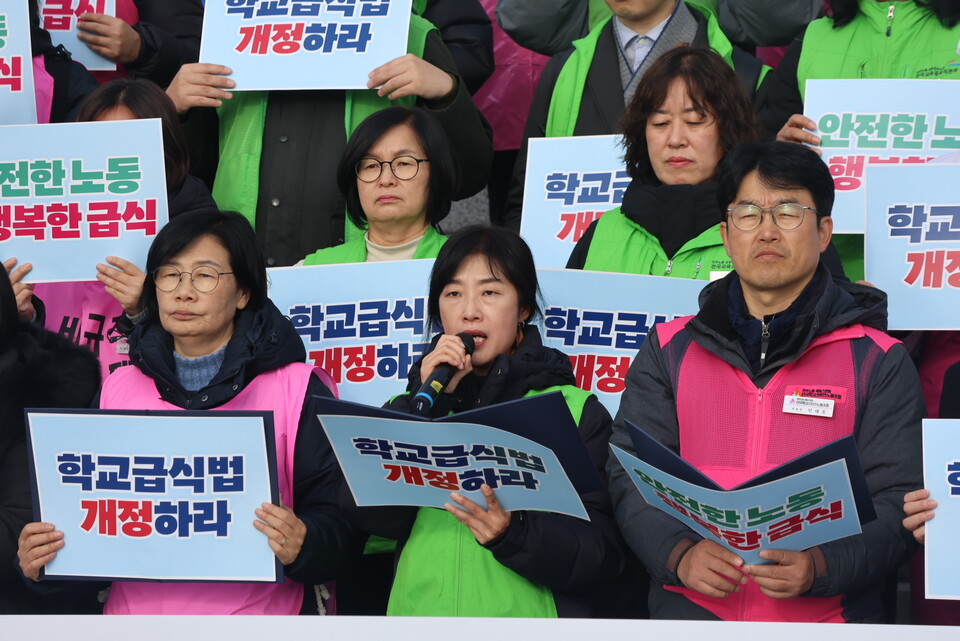 안전한 노동 행복한 급식 100만 청원운동본부(이하 운동본부)는 26일 오전 기자회견을 개최했다.