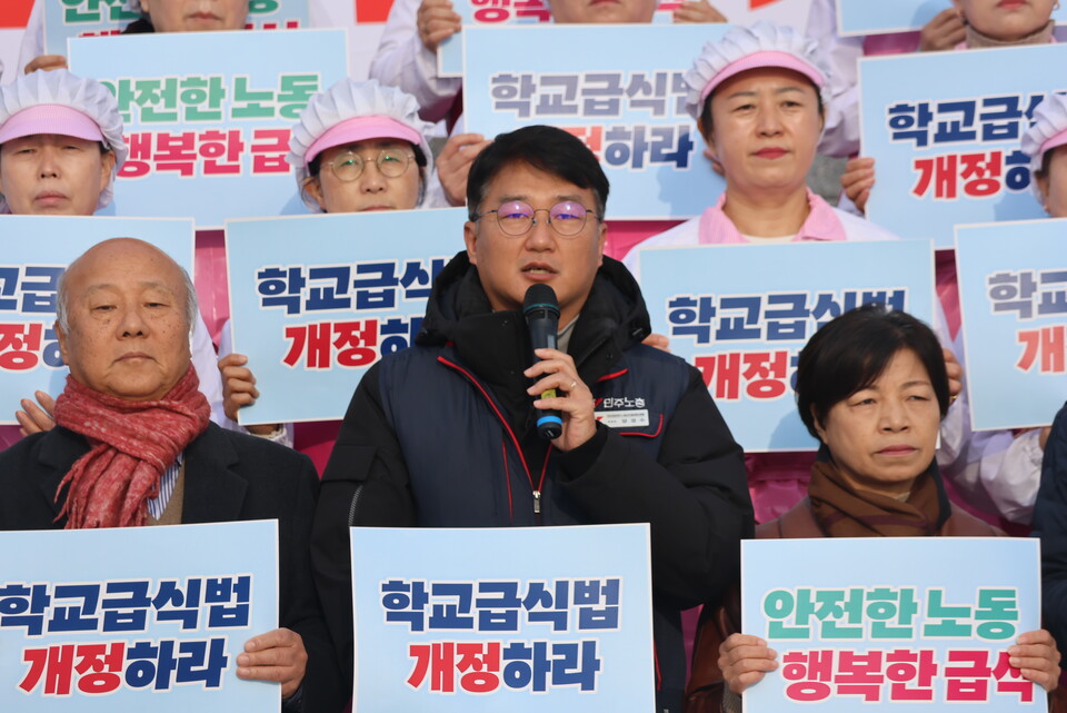 안전한 노동 행복한 급식 100만 청원운동본부(이하 운동본부)는 26일 오전 기자회견을 개최했다.