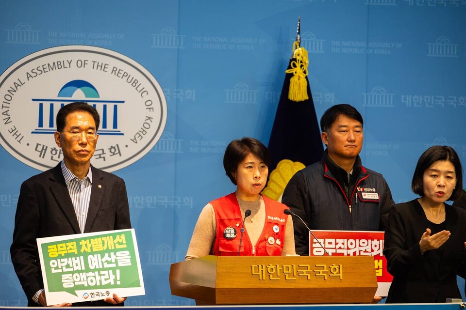 민주노총과 한국노총이 28일 오전 10시 서울 영등포구 국회의사당 소통관에서 기자회견을 열고 국회를 통과하지 못한 공무직위원회법의 연내입법을 촉구했다. 2020년 문재인 정권 시기 발족한 공무직위원회는 윤석열 정권 당시 임기를 마친 뒤 일몰됐다. 양대노총이 요구한 공무직위원회법은 공무직위원회 상설화 내용을 담은 법안이다. 사진=송승현