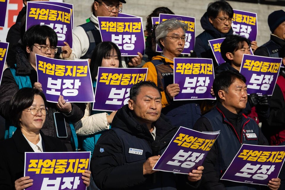 민주노총과 산재예방 단체들이 28일 오전 11시 서울 영등포구 국회 본청 앞에서 기자회견을 열어 ‘위험작업 중지, 노동자 참여’ 실질 보장을 위한 즉각 산업안전보건법 개정 선언을 발표했다. 지난달부터 약 한 달간 진행된 서명에는 2만1,013명이 참여했다. 서명지는 회견이 끝난 뒤 국회의원에 전달됐다. 사진=송승현