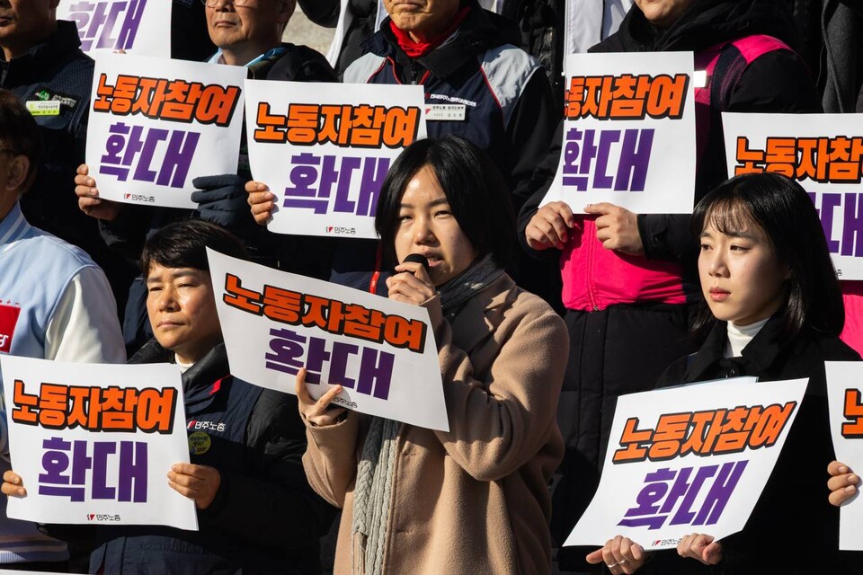 민주노총과 산재예방 단체들이 28일 오전 11시 서울 영등포구 국회 본청 앞에서 기자회견을 열어 ‘위험작업 중지, 노동자 참여’ 실질 보장을 위한 즉각 산업안전보건법 개정 선언을 발표했다. 지난달부터 약 한 달간 진행된 서명에는 2만1,013명이 참여했다. 서명지는 회견이 끝난 뒤 국회의원에 전달됐다. 사진=송승현