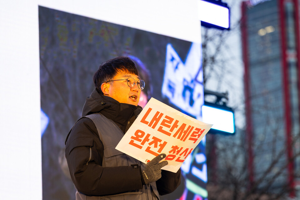 윤석열의 비상계엄 선포 1년을 맞은 3일, 민주노총이 오후 4시 서울 영등포구 국회의사당 앞 여의대로에서 결의대회를 열었다. 민주노총은 노동권 확대를 통핰 사회대개혁을 이뤄내야 내란세력을 청산할 수 있다고 강조했다. 사진=송승현