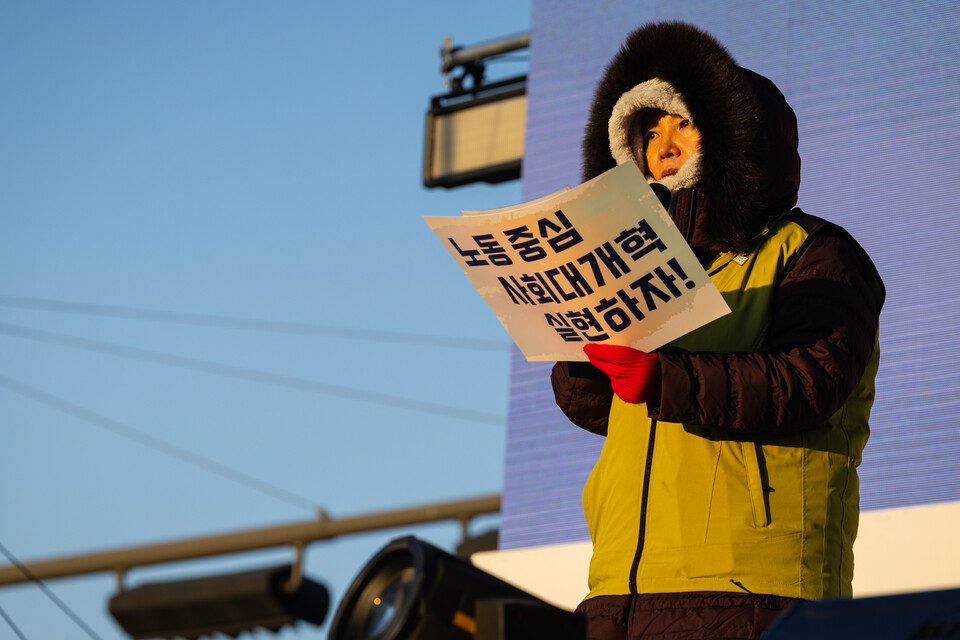 윤석열의 비상계엄 선포 1년을 맞은 3일, 민주노총이 오후 4시 서울 영등포구 국회의사당 앞 여의대로에서 결의대회를 열었다. 민주노총은 노동권 확대를 통핰 사회대개혁을 이뤄내야 내란세력을 청산할 수 있다고 강조했다. 사진=송승현